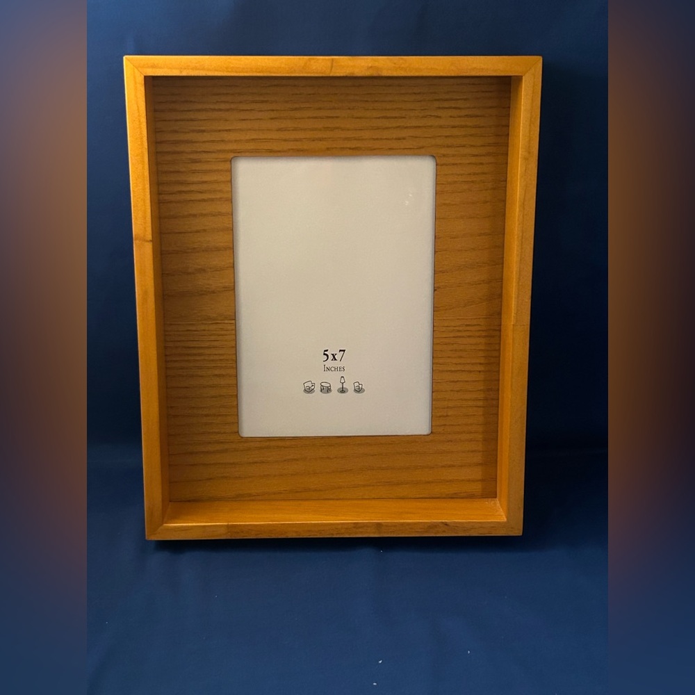 Profile Frame
Acorn Finish
Displays 5x7 inch photo